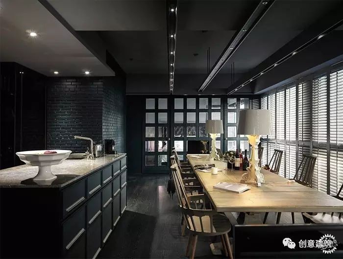 超酷的“黑色風住宅”裝修設(shè)計第7張圖片